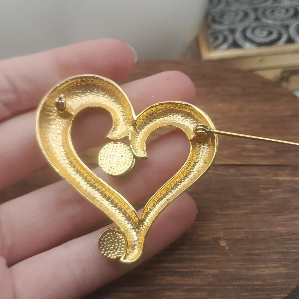 B626‎ calligraphy emerald gem heart brooch